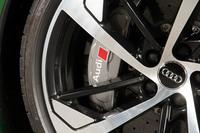 フロントのブレーキキャリパーにあしらわれたアウディスポーツのロゴ。テスト車には軽量かつ制動力やコントロール性にも優れる、オプションのセラミックブレーキが装備されていた。