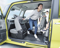 「ミラクルウオークスルーパッケージ」によって運転席から後席への移動が容易になった。