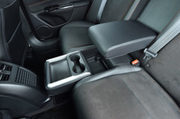 後席の中央席は、左右席用の大型アームレストやカップホルダーを兼ねる。