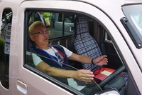 「ジャンボ」のシートリクライニング機能を試す筆者。想像以上の可動域の大きさにびっくり。