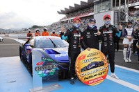 優勝したマシンを前に、勝利を喜ぶTEAM KUNIMITSUの3人。写真左から山本尚貴、高橋国光総監督、牧野任祐。