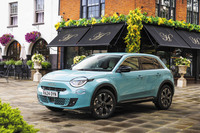 2025年5月26日に発売されたMHEV「フィアット600ハイブリッド」。約30km/hまでの速度域では100%電動走行も可能で、市街地での実用燃費を飛躍的に向上させることができるとうたわれる。