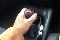 6段MTの1速と3速のギア比を「GRカローラRZ」から変更したほか、ディファレンシャルギアをローギアード化して加速性能を向上させた「GRカローラRZ“モリゾウエディション”」。オートブリッパーが自動でエンジンの回転数を合わせてくれる「iMT」も採用している。