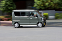 ライバルの「ダイハツ・ハイゼット/アトレー」や「ホンダN-VAN」は商用のみの設定で、乗用5ナンバーの「エブリイワゴン」はいまや希少な選択肢だ。