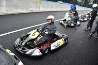 余裕の面持ちで練習走行のときを待つwebCGほった。