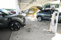 スズキでは純正の家庭用充電器など、「eビターラ」の導入に際してさまざまなアクセサリーを用意。相当に気合が入っているのは間違いない。