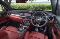 上質なレザーで覆われたダッシュボードや本革巻きステアリングホイールが採用されたインテリア。「アルファホワイト」のボディーカラーには、レッド/ブラックの内装色が組み合わされる。