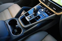 センターコンソールはフラットなボード状で、スイッチ類も多くがタッチパネル式になっている。