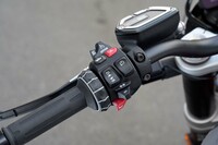 ディスプレイ表示の切り替えなど、さまざまな機能のボタンが備わる左のスイッチボックス。日本仕様には「コンフォートパッケージ」が標準で採用されており、グリップヒーターや定速制御のクルーズコントロール、クイックシフターの「ギアシフトアシスタントプロ」などが、デフォルトで装備される。