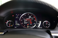 「NSX」の走行モードは、「クワイエット」「スポーツ」「スポーツ+」「トラック」の計4モード。ドライバーの好みに合わせてエンジンや足まわりなどの制御を個別に変更する“個人設定モード”は用意されない。