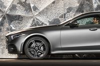 「CLS」のフロントまわりのサイドビュー。長いノーズに短いフロントオーバーハング、ドアからやや距離を置いて配置されたタイヤなど、FR車ならではの特徴を生かし、さらに強調したスタイリングとなっている。