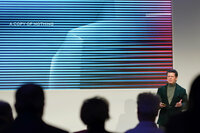 最近はメーカーやブランドの顔役として、デザイナーや元デザイン部門の人物が活躍する例も多い。写真はジャガーのブランド改革を解説する、JLRのジェリー・マクガバン氏。(2023年4月)