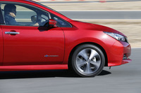 新型「リーフ」では、回生ブレーキと機械式ブレーキが統合制御される。日常走行の減速の約9割をアクセルペダルの操作だけでカバーできる。