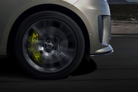 世界初となる23インチのカーボンファイバーホイールと、ブレンボ製の8ピストン「SVキャリパー」もオプションで選択できる。