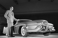 GMのデザイン部門を統括したハーリー・アールと、1951年に発表されたコンセプトカー「ルセーバー」。