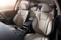 「レガシィ アウトバック30thアニバーサリー」のベースとなるのは、カタログモデルの「リミテッドEX」。アイボリー×ブラックのナッパレザーシートを装備するほか、ドアトリムに専用刺しゅうが施されている。