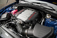 「LT1」と呼ばれる6.2リッターV8エンジン。1気筒あたりのバルブ数は2、動弁機構はプッシュロッド式のOHVとクラシカルだが、可変バルブタイミング機構や筒内直接燃料噴射装置など、モダンな機構の採用によってパフォーマンスの強化が図られている。