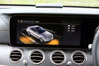 走行モード切替機構「ダイナミックセレクト」には5種類のドライビングモードが備わっており、選択されたモードに応じて可変ダンパーの制御も切り替わる。