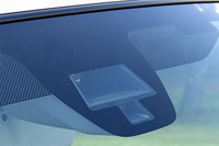 ラジオやETC車載器のアンテナなど、今日ではウィンドウにさまざまな機器が装着される。フロントウィンドウの上部に、運転支援システムのカメラが備えられるケースも多い。