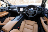 内装デザインはベースとなった「V60」や、セダンの「S60」と基本的に共通。試乗車にはオプションの「プラスパッケージ」に含まれる「テイラードダッシュボード」が装備されていた。