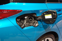 車体右後方にある給電口。急速充電器を使えば、20分で約80%充電できる。