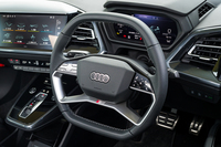 ステアリングホイールは上下がフラットな六角形デザイン。タッチ式のステアリングスイッチは操作エリアごとに仕切りが設けられている。