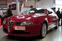 「アルファGT」
欧州で2003年末から販売が予定される、156ベースの2ドアクーペが「アルファGT」。ベルトーネとアルファが共同開発した。
ボディサイズは、全長×全幅×全高=4480×1760×1390mm、ホイールベース2596mm。パワーユニットは156からのスライド採用で、1.8リッターツインスパーク(140ps)、2リッターJTS(165ps)、1.9リッターJTDマルチジェット16V(150ps)の3種類。ハイパフォーマンス版の「GTA」(「アルファGT GTA」って名前?)には、3.2リッターV6(240ps)が積まれる。