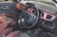 【写真上】自操装置付きの「スバルR1」
【写真下】R1のインテリア