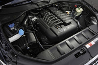 エネルギー回生システムの採用により燃費が向上した。パワーやトルク値は従来どおり。