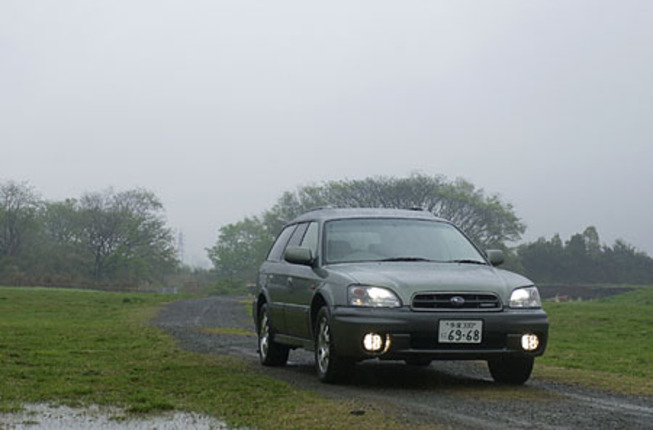 【スペック】全長×全幅×全高=4720×1745×1550mm/ホイールベース=2650mm/車重=1580kg/駆動方式=4WD/3リッター水平対向6DOHC24バルブ(220ps/6000rpm、29.5kgm/4400rpm)/車両本体価格=298.5万円(テスト車=347.5万円/VDC、リア濃色ガラス、マッキントッシュサウンドシステム、DVDナビゲーションシステム、本革シート)
