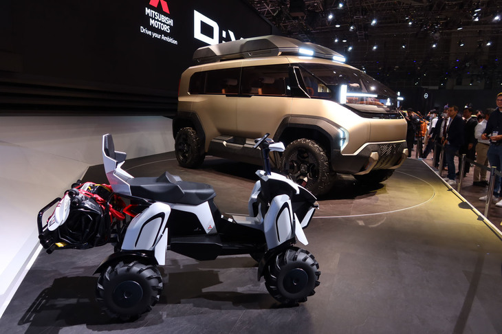三菱の「D:Xコンセプト」(写真奥)と、「Last 1 mile Mobility」(同手前)。