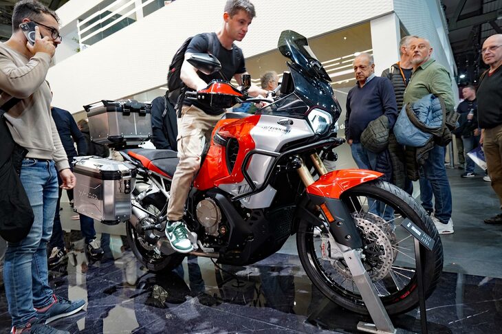 「MVアグスタ・エンデューロ ベローチェ」は、931cc並列3気筒の逆回転エンジンを搭載したアドベンチャーモデルだ。人によっては「MVアグスタでアドベンチャー?」と思われるだろうが、同ブランドの血統にはカジバがおり、そのカジバはかつてダカールラリーでの優勝経験もある。2023年のEICMAで発表された「エンデューロ ベローチェ」をベースにした限定モデル「オリオリエディション」は、その優勝ライダーのシグネチャーモデルだ。