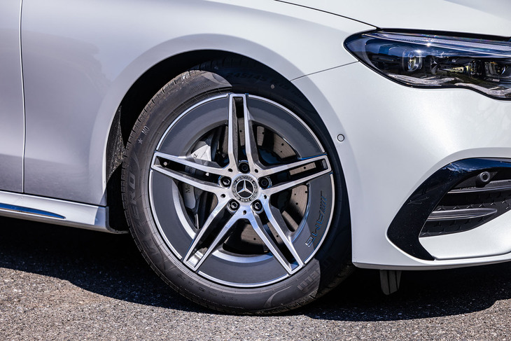 「AMGラインパッケージ」を選択すると写真の「19インチAMGアルミホイール(RTD)」が装着される。今回の試乗車はフロント245/45R19、リア275/40R19サイズの「ピレリPゼロ」タイヤを組み合わせていた。
