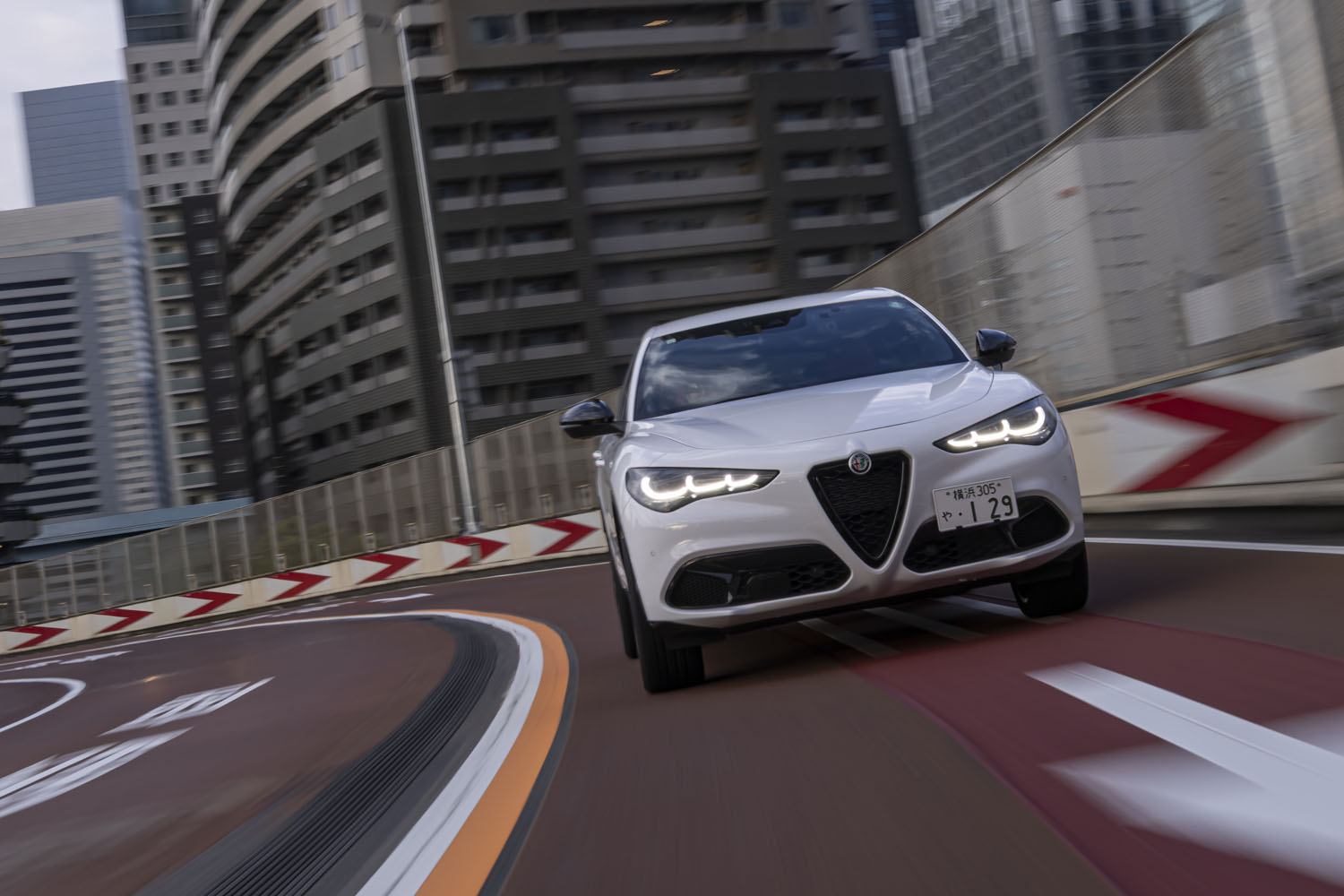 「ステルヴィオ2.0ターボQ4ヴェローチェ」は機械式LSDを装備。電子制御のアクティブサスペンションや4WDシステムと相まって、優れたコーナリング性能を実現している。