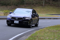 ボディー骨格の接着剤塗布範囲を広げボディー剛性をアップ。さらにダンパーやスタビライザーの特性を変更することで、ハンドリング性能と乗り心地を向上させた。