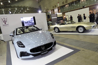 「オートモビル カウンシル2025」でのマセラティの展示ブースの様子。写真左手前が「グランカブリオ」、右奥が「ギブリ スパイダー」。