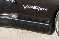 助手席側のサイドシルに見つけた、ナゾの穴。詳しい人に聞いたところ、これはエキゾーストパイプの熱害によるもので、「バイパー」の持病みたいなものなのだとか。