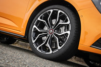 日本仕様のタイヤサイズは245/35R19。同車専用設計の「ブリヂストン・ポテンザS001」が装着されている。