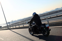 気負わずに乗れて、軽快なフットワークを楽しめる「ナイトスター スペシャル」。水冷エンジンとともに実現した、“今どきのハーレー”の走りを知ることができた。