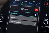 パワートレインなどの制御を悪路走行向けに切り替える「X-MODE」。「フォレスター」などではダイヤル式のコントローラーが装備されていたが、新型「レガシィ アウトバック」ではタッチスクリーンで操作する方式となった。