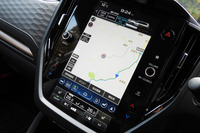 新型では11.6インチのセンターディスプレイやナビゲーションシステムなどが標準で採用される。オーディオレスがデフォルトだった先代とは、雲泥の差だ。