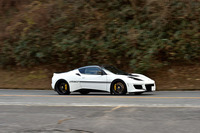 「エヴォーラ スポーツ410」のボディーサイズは全長×全幅×全高=4390×1850×1240mmで、ホイールベースは2575mm。車重は「エヴォーラ400」より70kg軽い1325kgとなっている。