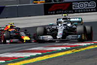 シーズン序盤はハミルトンと好勝負を繰り広げていたボッタス(写真)。しかしフランスGPまでチームメイトに4連勝を許し、ポイントでも36点差をつけられていた。得意のオーストリアで奮起が期待されたが、予選ではアタック中に前を走るルクレールとの間隔を詰め過ぎてしまい4番手タイム。ハミルトンの降格で3番グリッドからスタートしたレースでは、出遅れたフェルスタッペンのおかげで2位を走るも、その後フェルスタッペンの猛追に屈して3位フィニッシュ。「エンジンのオーバーヒートなどに対応する必要があった」とレース後に語っていた。ハミルトンが5位で終わったことで、ポイント差は31点にまで縮まった。(Photo=Mercedes)