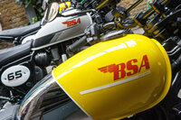 最初の市販モデルは1910年に登場と、バイクメーカーのなかでも屈指の歴史を誇るBSA。一時は世界最大のバイクメーカーに上り詰めたが、英国製造業のご多分に漏れず、1970年代に不振に陥り、1973年にその歴史の幕を下ろした。