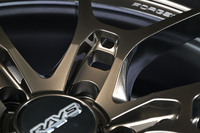 「G025」のスポーク部分には、ホイールの剛性を損なうことなく軽量化を実現するために“ウェイトレスホール”と呼ばれる穴が設けられている。