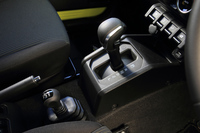 「ジムニー」「ジムニーシエラ」ともに、トランスミッションには5段MTと4段ATが用意されている。