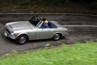 創刊60周年企画「Back to 1962」では、今尾直樹氏が「ダットサン・スポーツ1600」をドライブ。(photo:荒川正幸)