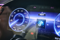 今回のチャレンジは、バッテリー残量100%の満充電状態でスタート。走行0kmに対してメーター上の走行可能距離は882kmを示している。