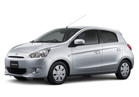 2012年「三菱ミラージュ」。「低燃費」「低価格」「コンパクト」をキーワードにタイ工場で生産されるグローバルコンパクトカーで、5ドアハッチバックボディーに1リッター直3 DOHC 12バルブエンジンを搭載。2015年に前年に加えられた1.2リッター仕様に絞られ、現在も継続販売されている。