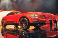 「ジャパンモビリティショー2025」の開場より、来場者にスマホを向けられる「センチュリークーペ」。センチュリーのブースはプレスデーも一般公開日も高い注目度で、平日の昼間でも入場は30分待ちだった。